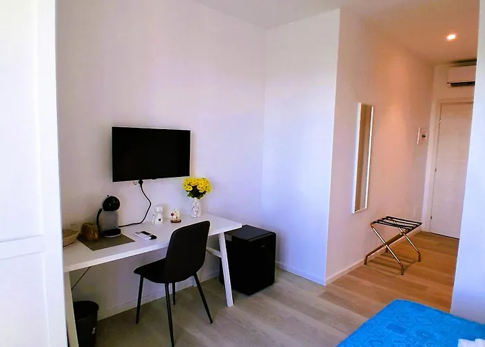 Virgy White 招待所 巴里