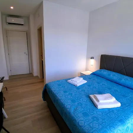 Virgy White 4* باري