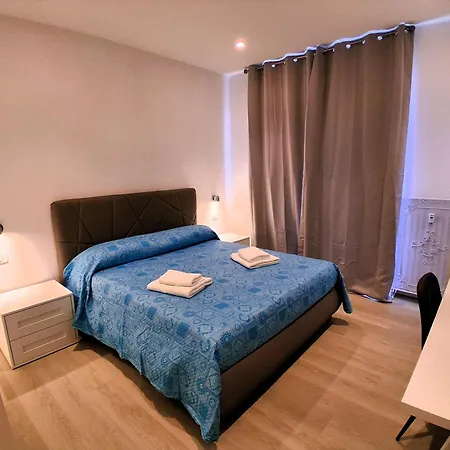 Virgy White 4* باري