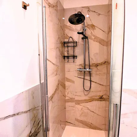 Virgy White 4* باري